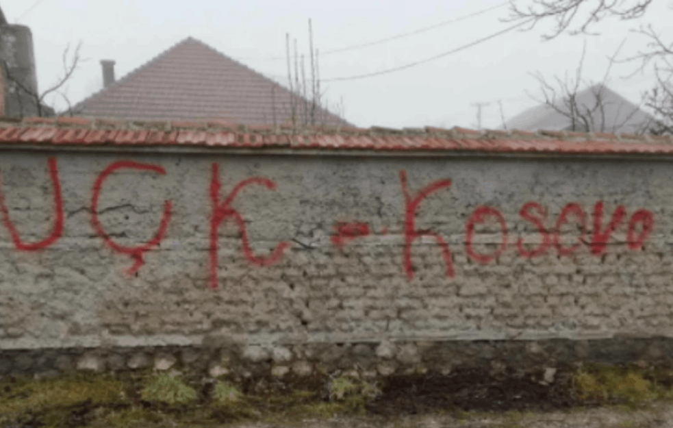 GRAFIT MRŽNJE PREMA SRBIMA OSVANUO NA ZIDU KRAJ GRAČANICE  Pretnja na dečijem igralištu!  